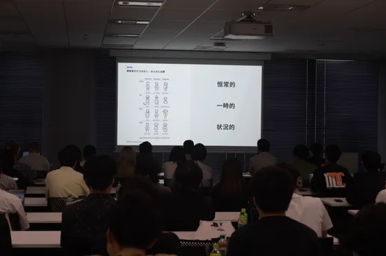 受付のあるロビーに集まる大勢の参加者