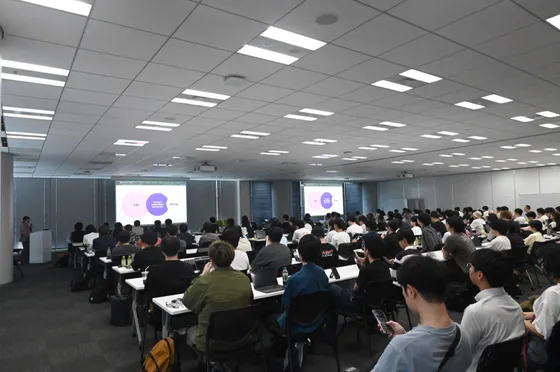 照明を落とした会場で開始を待つ参加者
